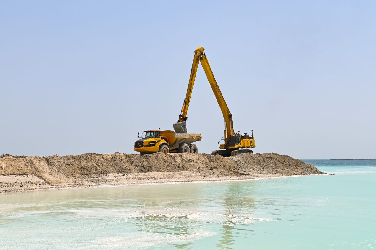 The Volvo A49G dump truck with a Komatsu 850PC excavator