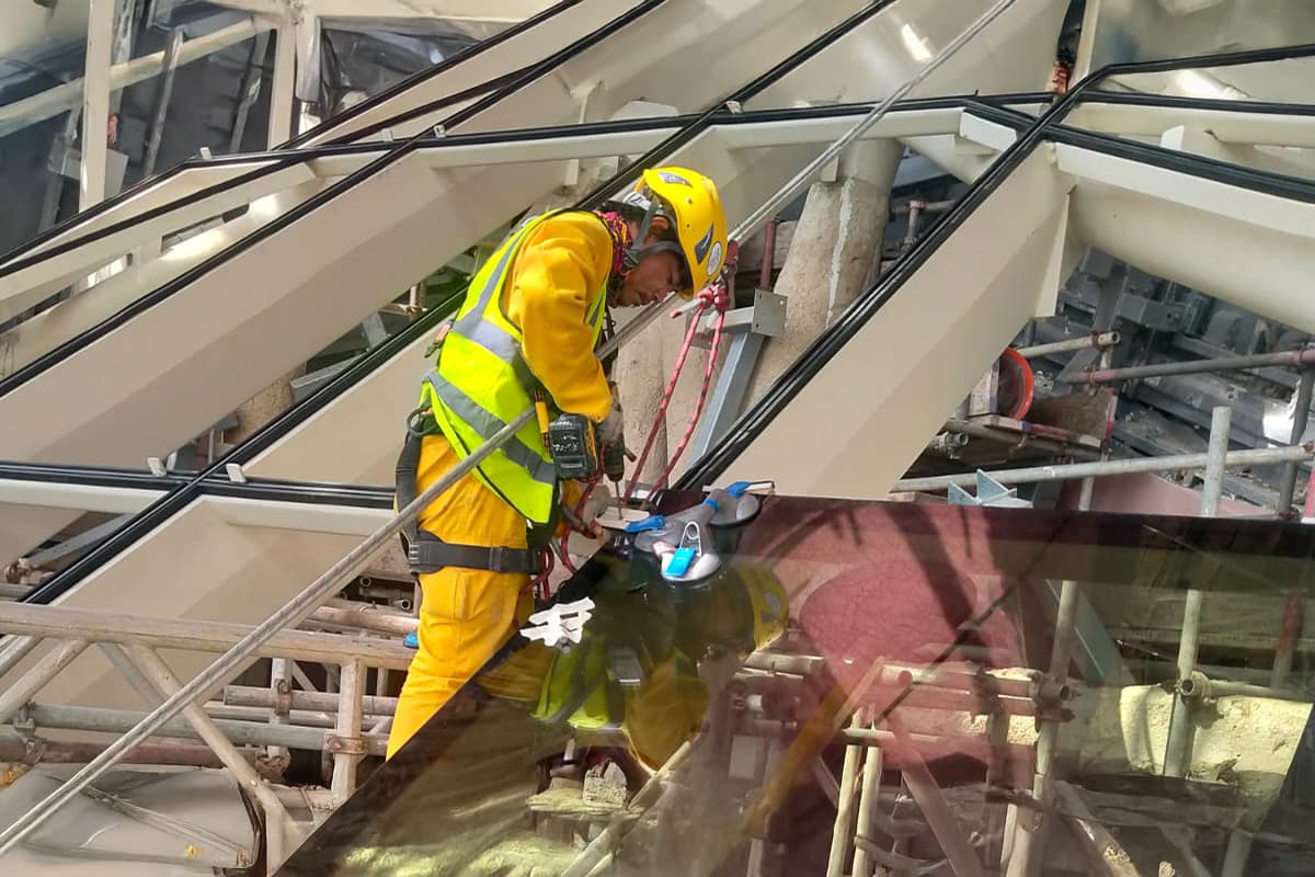 worker in zayed museum