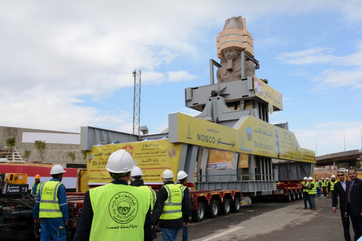 نقل تمثال الملك رمسيس الثاني إلى المتحف المصري الكبير 