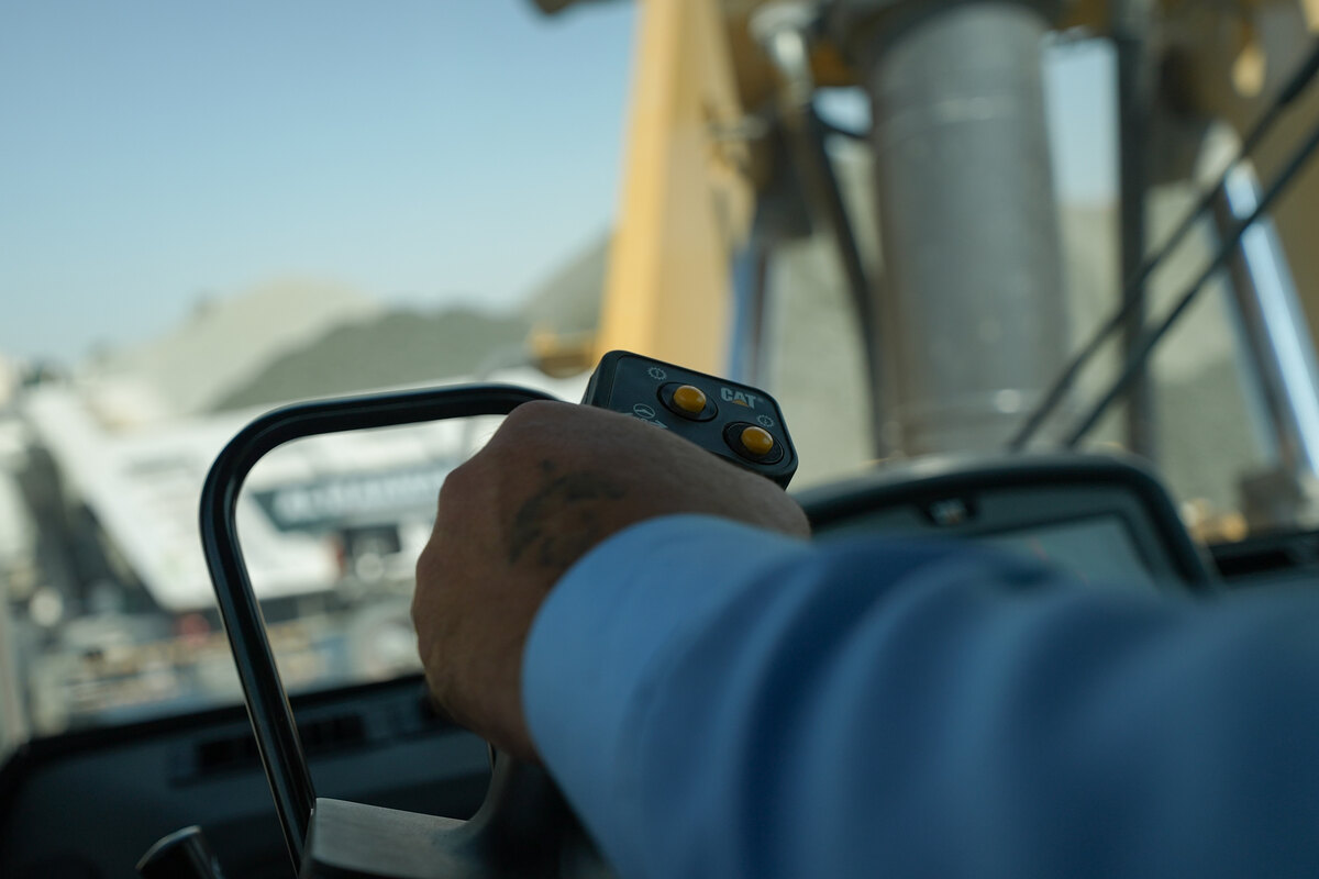 تشغيل اللودرات الثقيلة في المروان للمعدات