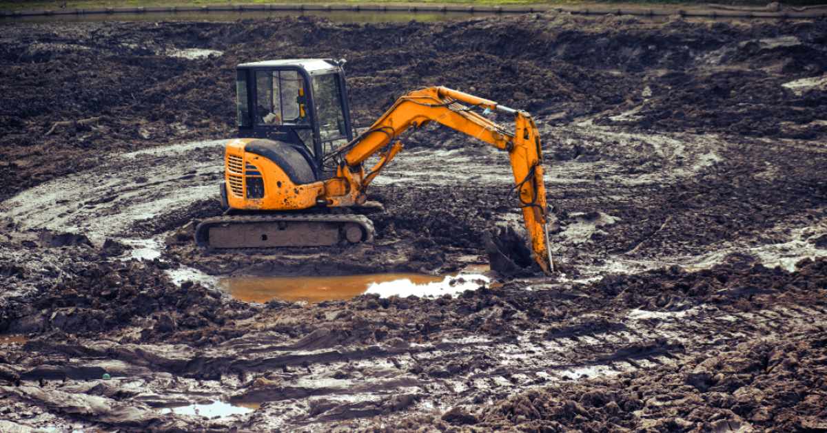 حفارة صغيرة في بيئة طينية