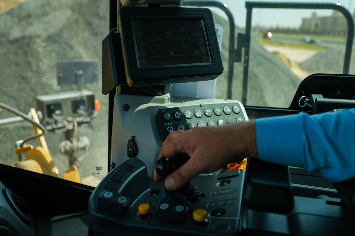 نظرة من الداخل إلى كابينة اللودر بعجلات