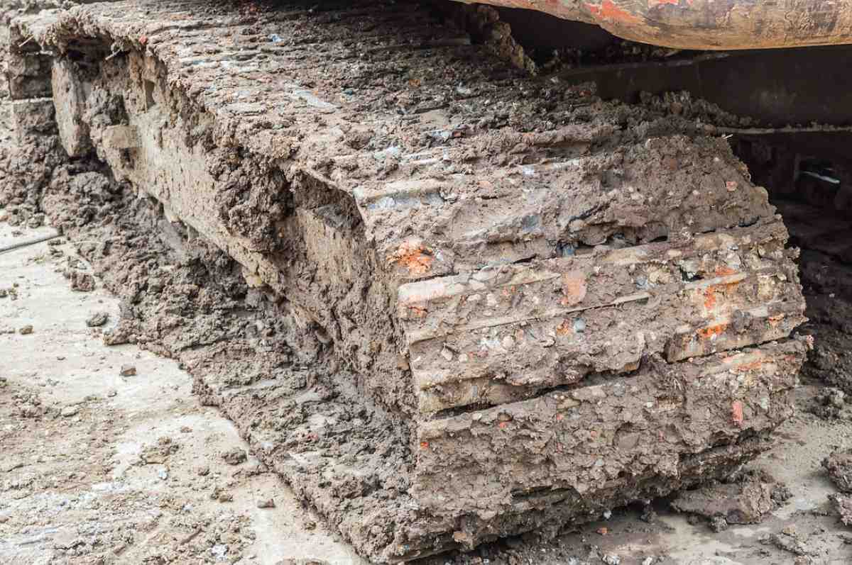 حفارة مجنزرة في بيئة طينية 