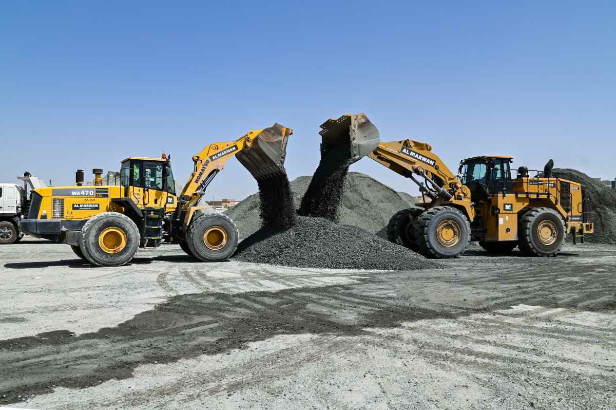 The Komatsu WA470-5 Wheel Loader and the Caterpillar 988k wheel loader