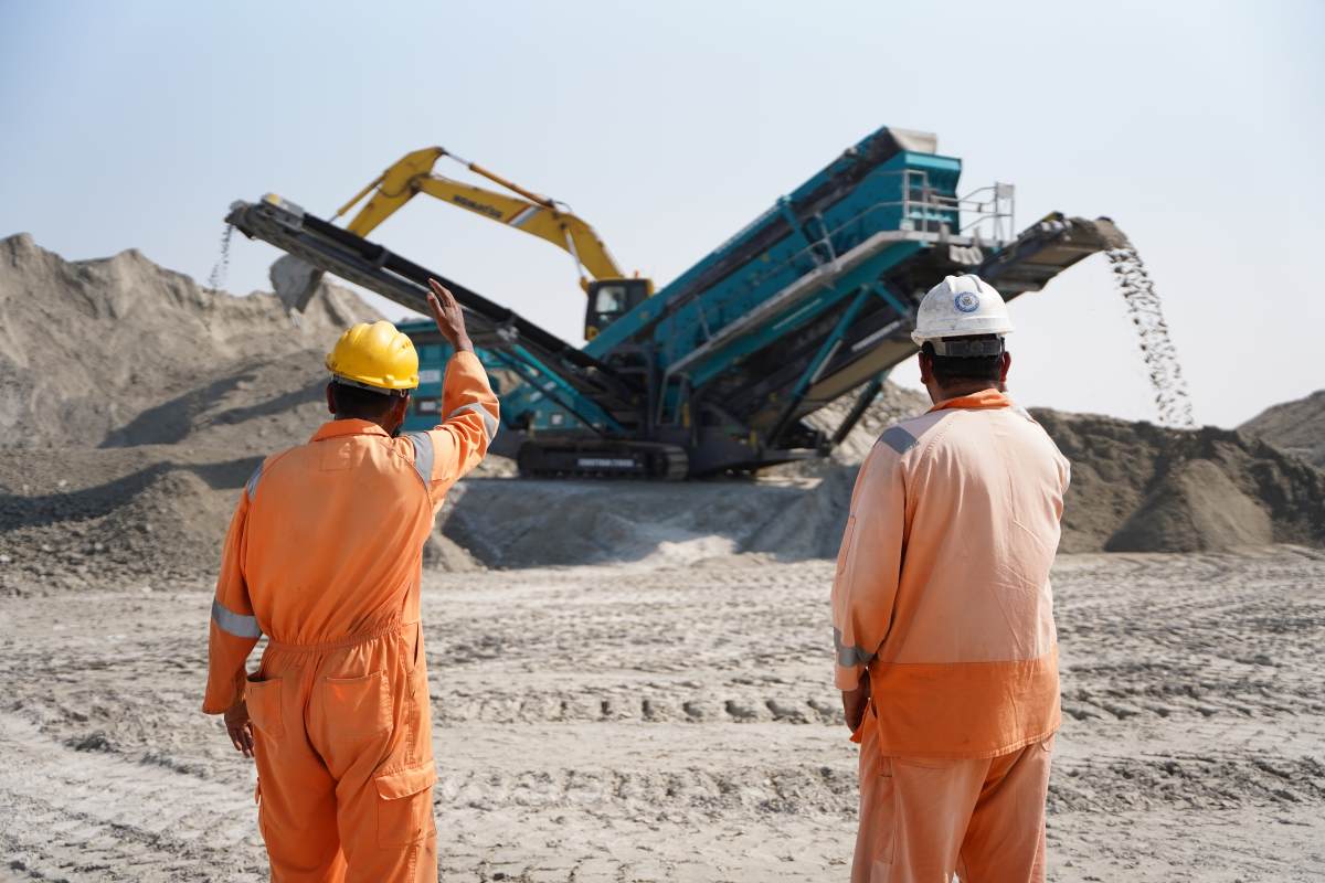 مشغلين المروان في موقع العمل