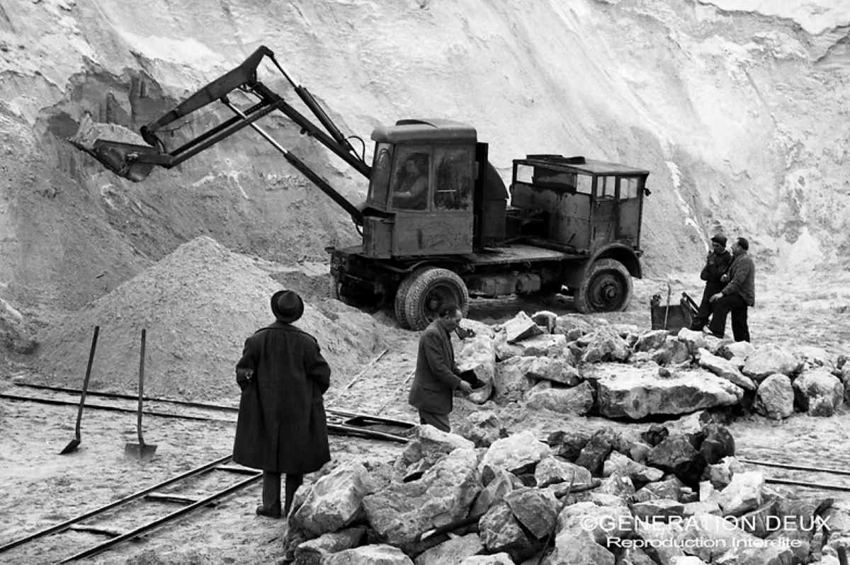 ​Before Poclain’s breakthrough, excavators relied on cumbersome cables and winches