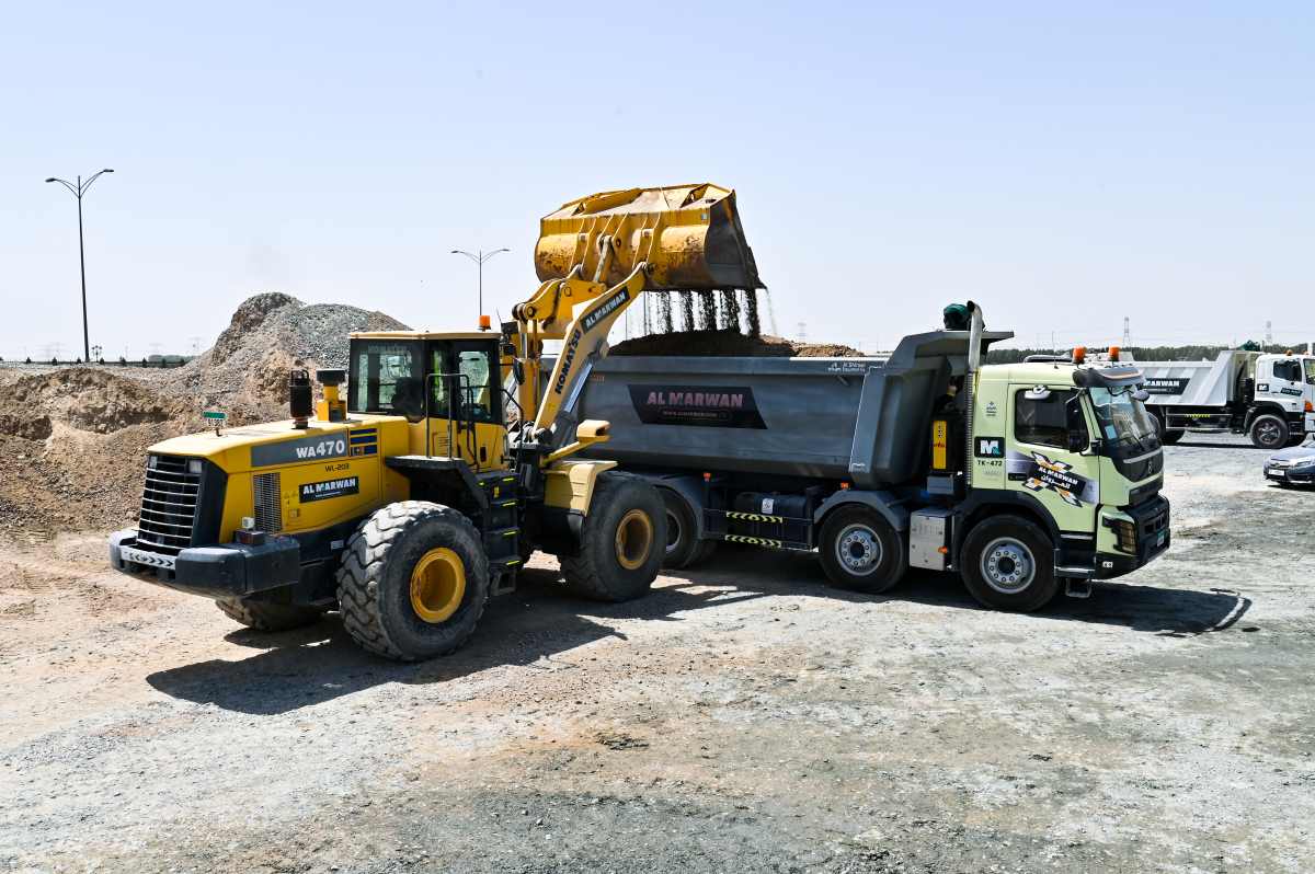 The FMX 460 transport truck and the WA470 Komatsu loader