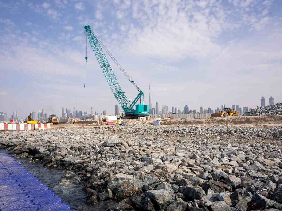 The 7250S crawler crane features a remarkable boom length of 91.4 meters and a fixed jib lifting capacity of 22.7 tons at 15.0 meters