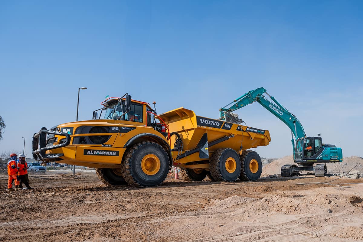 أسطول شركة المروان في موقع مشروع بحيرة الذيد