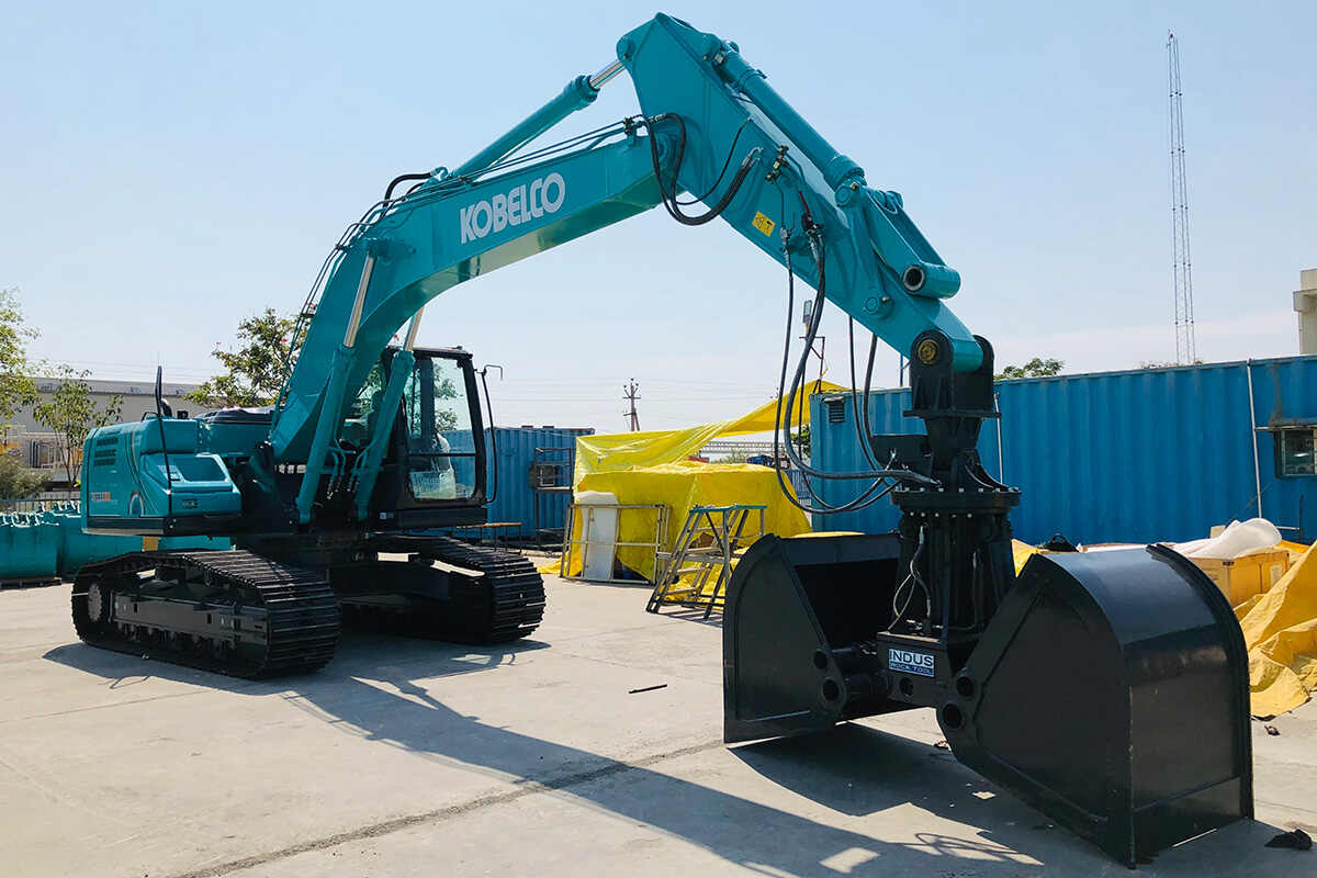 Kobelco SK220 excavator attached to a clamshell bucket