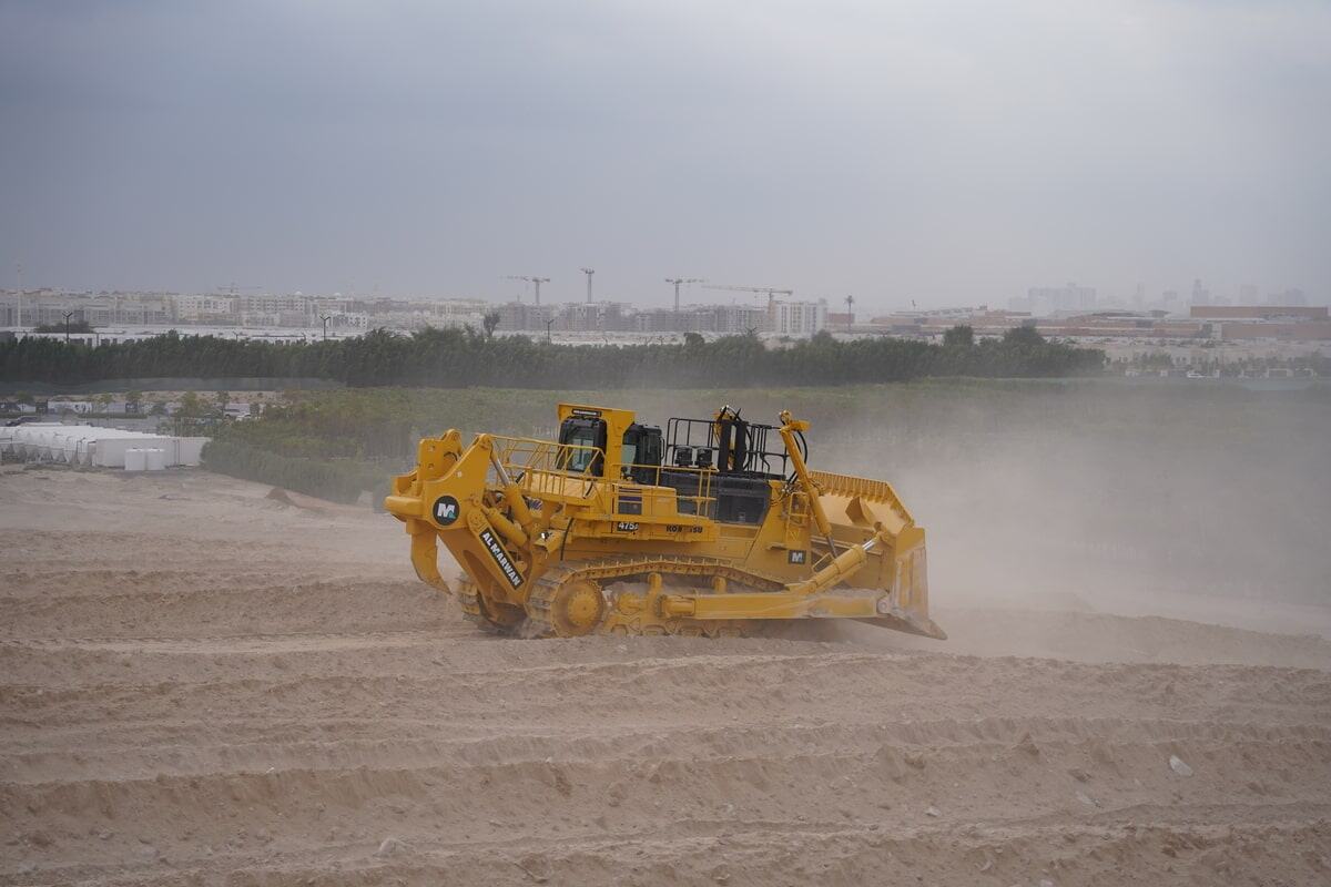 بلدوزر كوماتسو D475A هو ثاني أكبر بلدوزر مصنّع من قبل الشركة اليابانية، التقطت الصورة من أسطول المروان للتأجير أثناء عمل البلدوزر في واحة الجادة