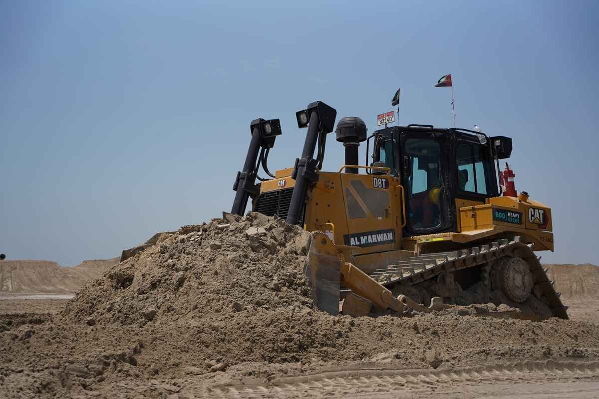 الجرار كات D8T التابع لأسطول المروان للتأجير كما يظهر أثناء العمل في أبوظبي، الإمارات العربية المتحدة