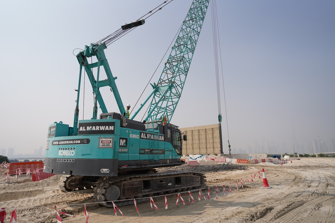 Photographer Abdulaziz Aldroubi on top of a KOBELCO CKE600 hydraulic crawler crane in Dubai, UAE
