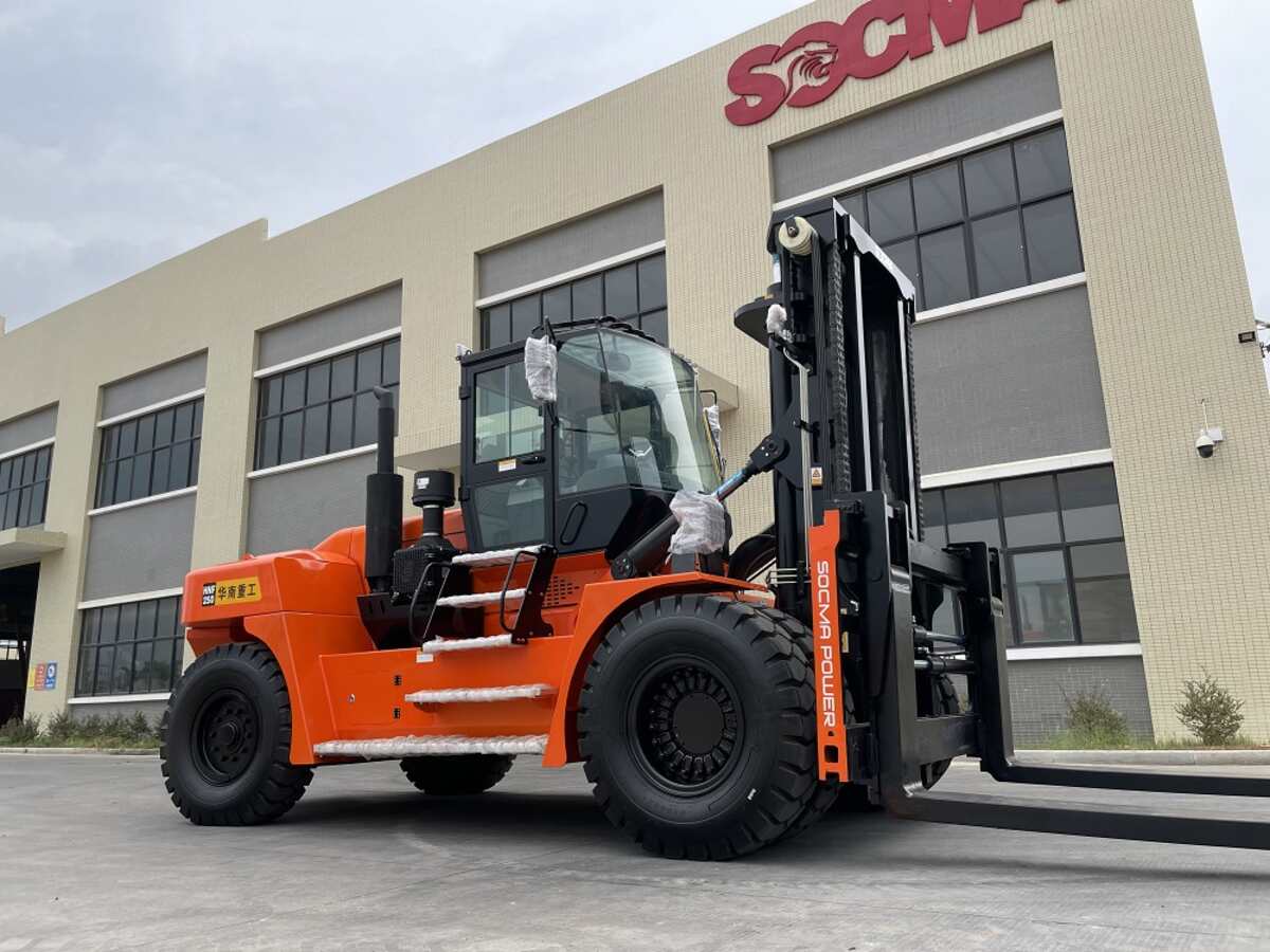 SOCMA HNF-250 forklift features a 25-ton load capacity.