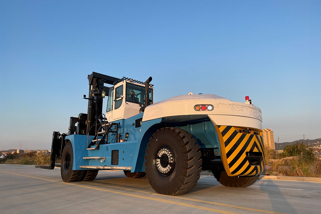 The massive “50 ton” SOCMA HNF-500 Diesel Forklift