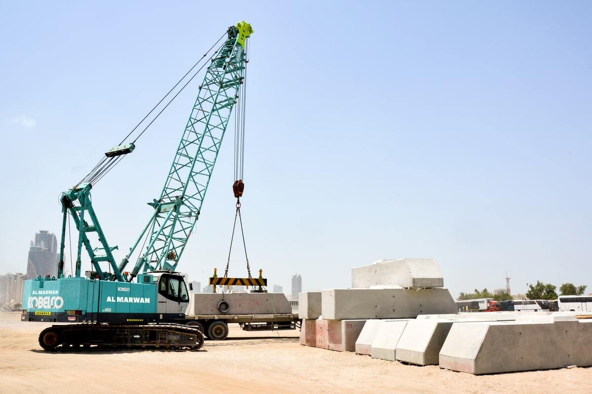 The CKS800 crawler crane has an operating weight of 75.1 tons and is powered by a diesel Hino J08E-VM engine, capable of delivering 213 kW