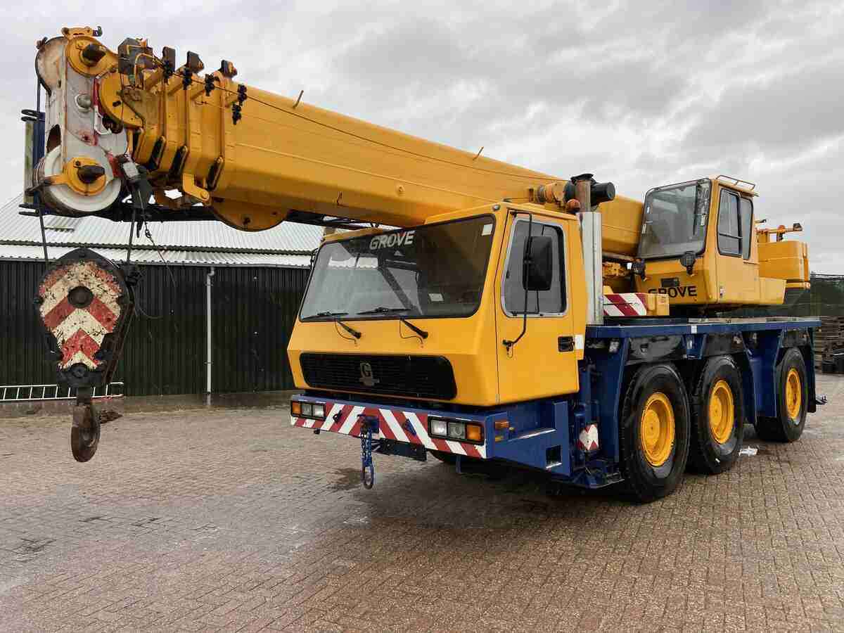 Manitowoc GMK 3050-3 all-terrain crane - Image courtesy of Wiltrade Holland BV