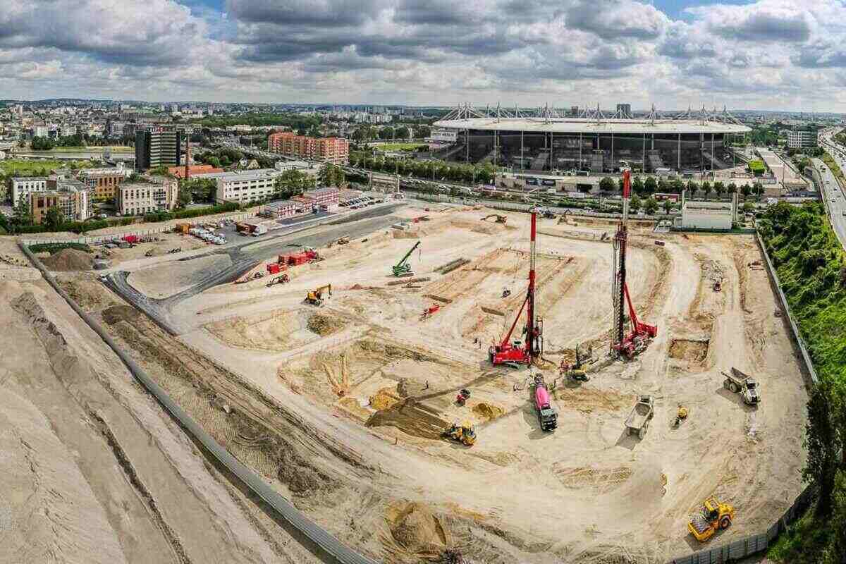 عدد من معدات البناء أثناء بناء الواحة المائية