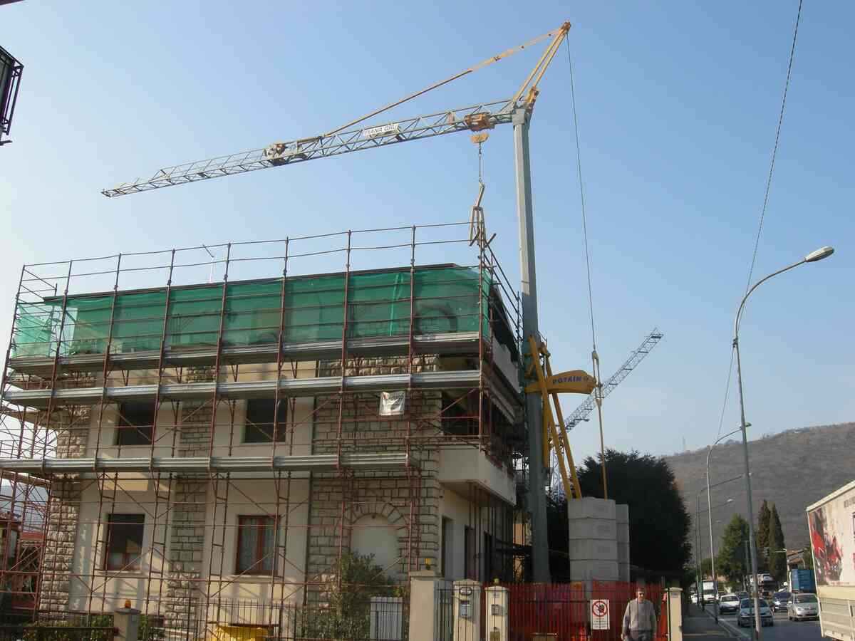 The Potain Igo 13 self-erecting crane on a job site - Image courtesy of Piana Gru