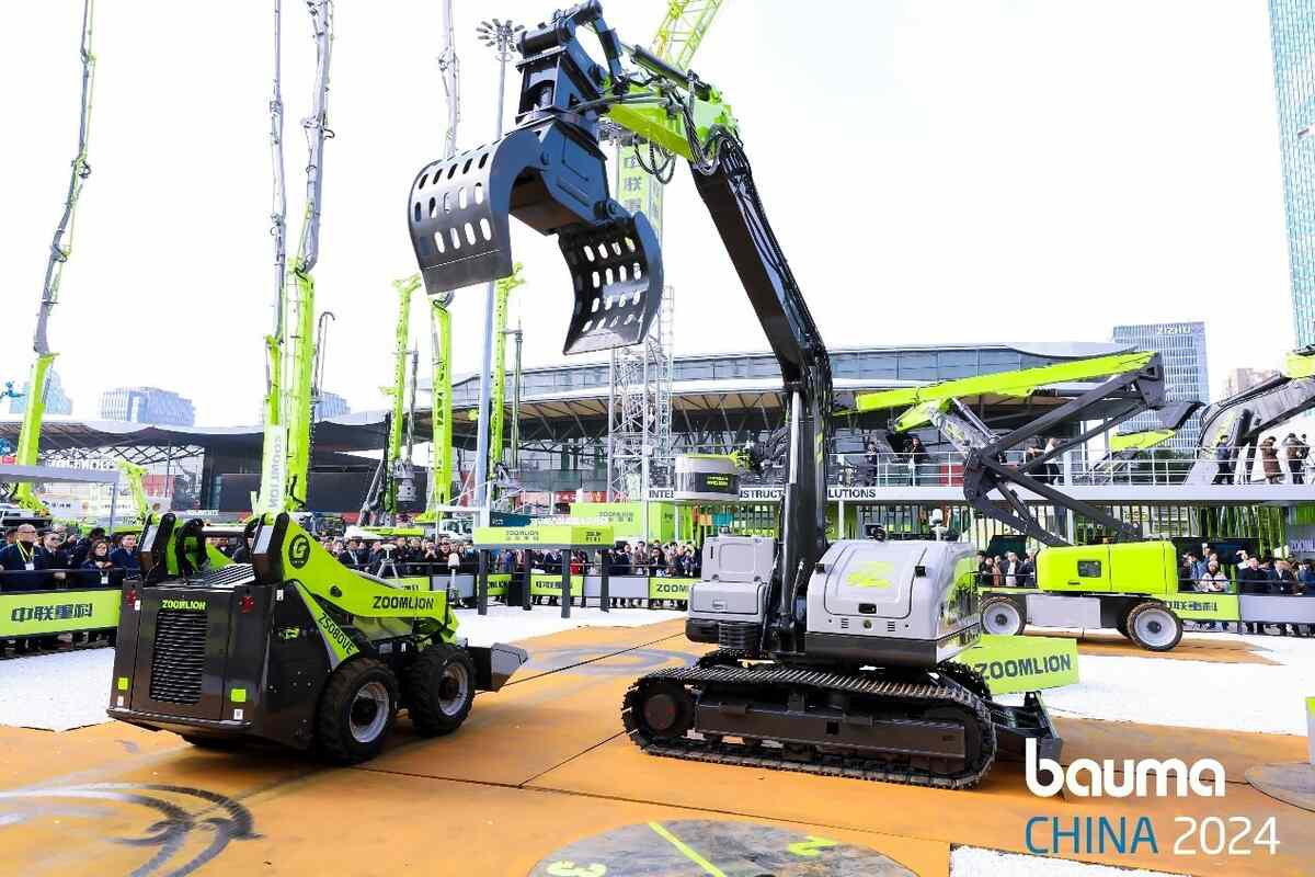 Driverless green heavy machinery at the Zoomlion booth