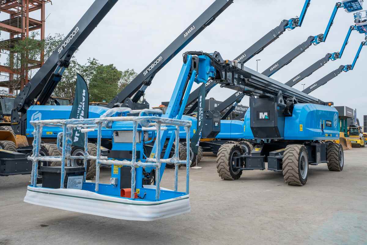 The AB46RJ manlift platform supports a load of 2 operators.