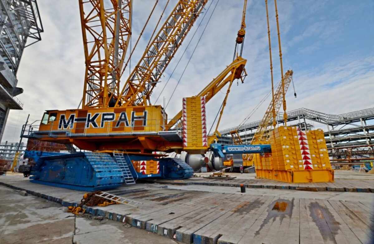 Demag CC 8800-1 TWIN crawler crane.