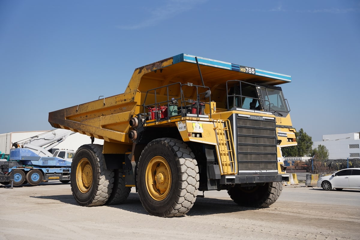 شاحنة ثقيلة صلبة هيتاشي EH1100-3 التي تبلغ سعتها 59 طنًا