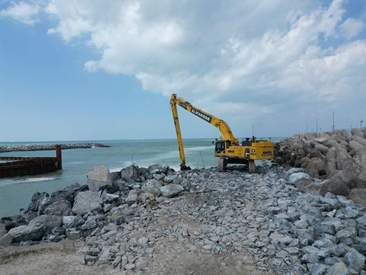 Komatsu long boom excavator