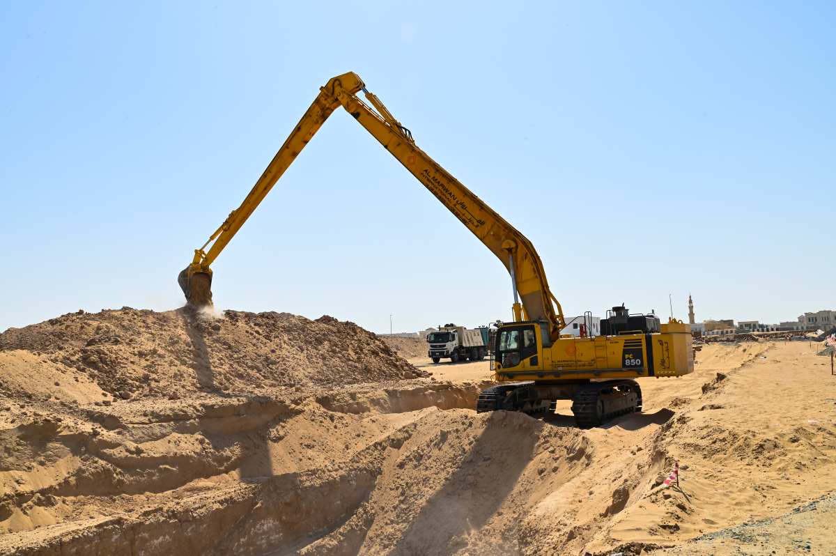 Long boom PC850 Komatsu excavator.